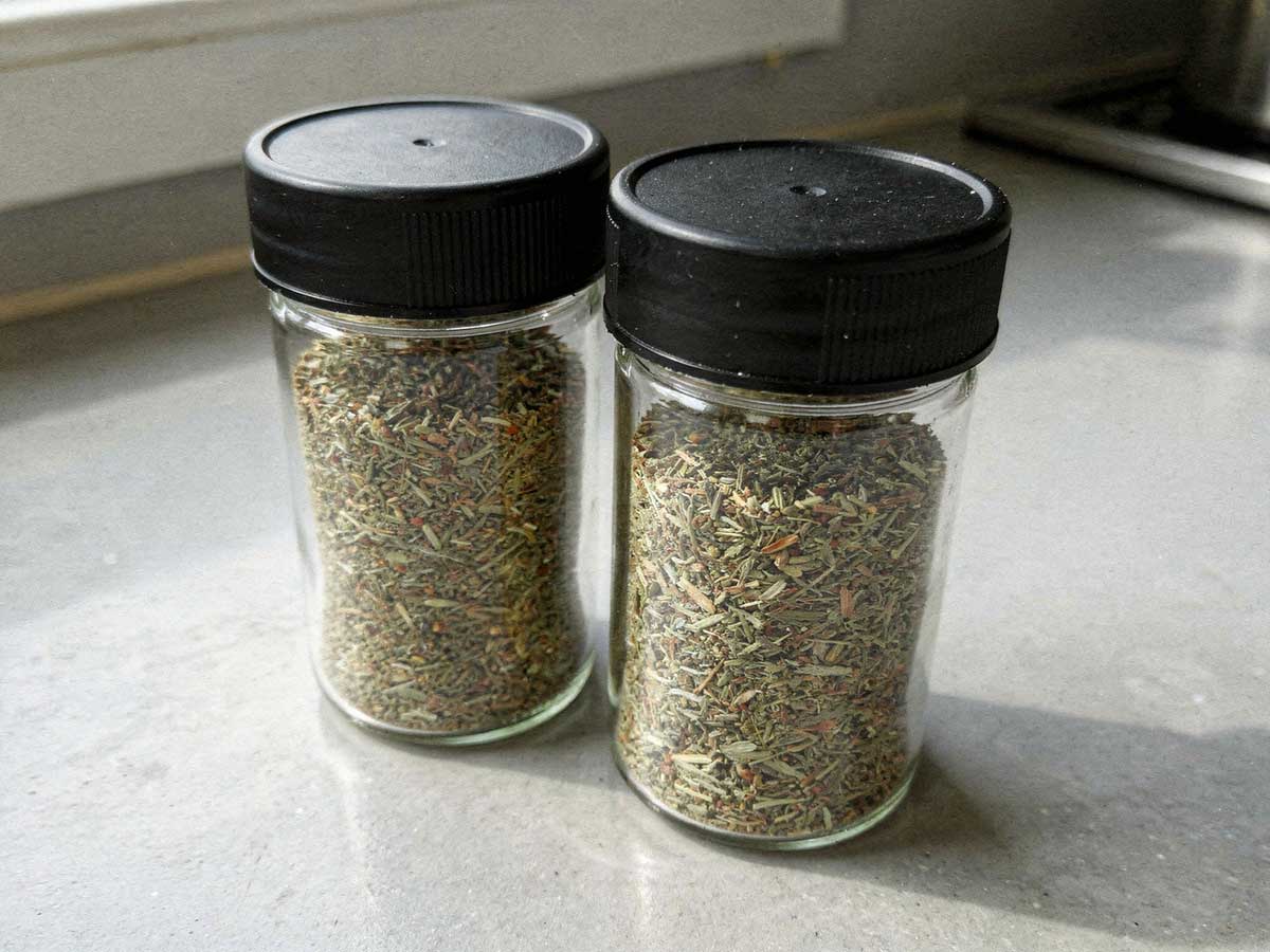 2 kruidenpotje gevuld met zelfgemaakte Provençaalse kruiden .