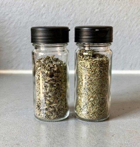 Twee kruidenpotjes met gedoogde, en gesneden salie.