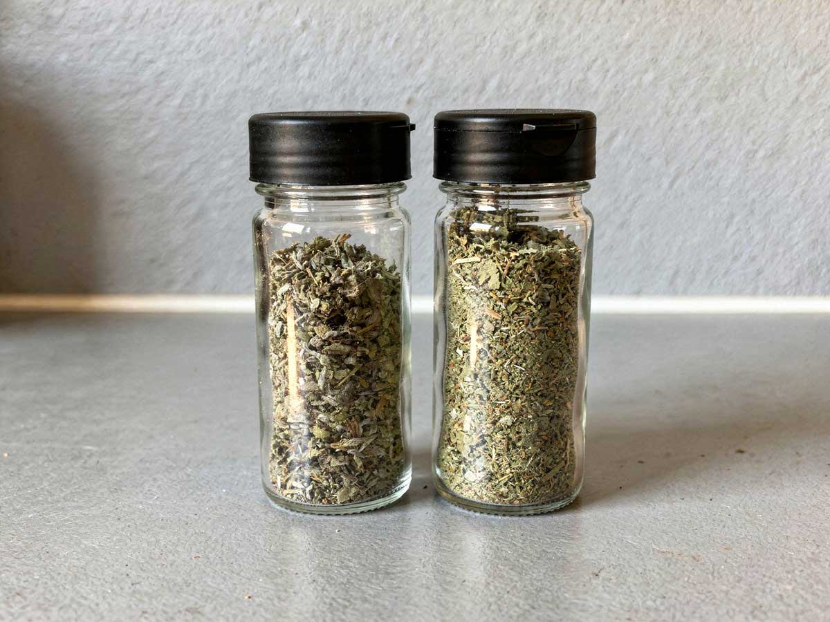 Twee kruidenpotjes met gedoogde, en gesneden salie.