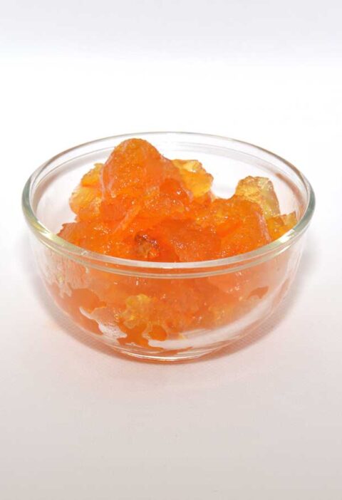 Een klein glazen schaaltje met sinaasappeljam zonder suiker.