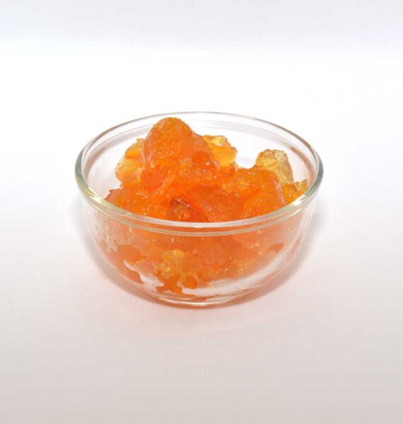 Een klein glazen schaaltje met sinaasappeljam zonder suiker.
