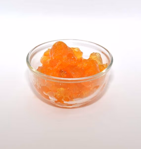 Een klein glazen schaaltje met sinaasappeljam zonder suiker.