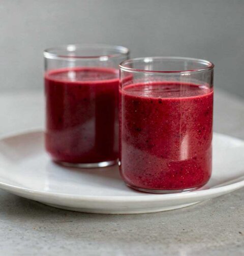 Twee glazen met een rode smoothie die over zijn gebleven.
