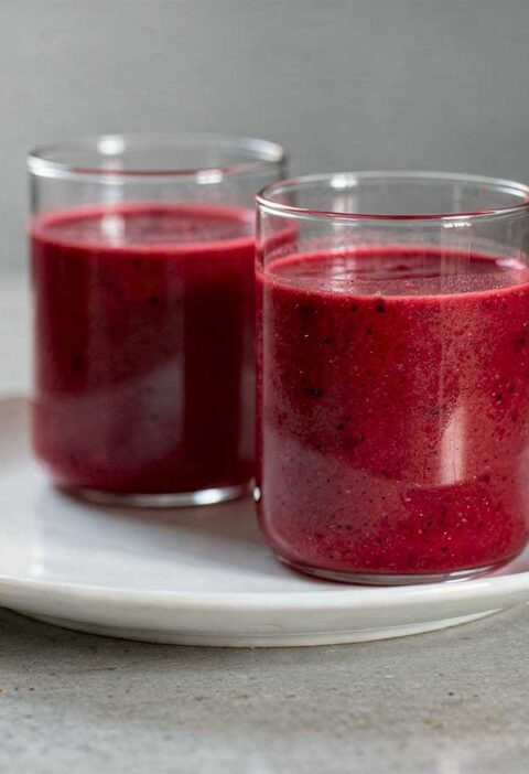Twee glazen met een rode smoothie die over zijn gebleven.