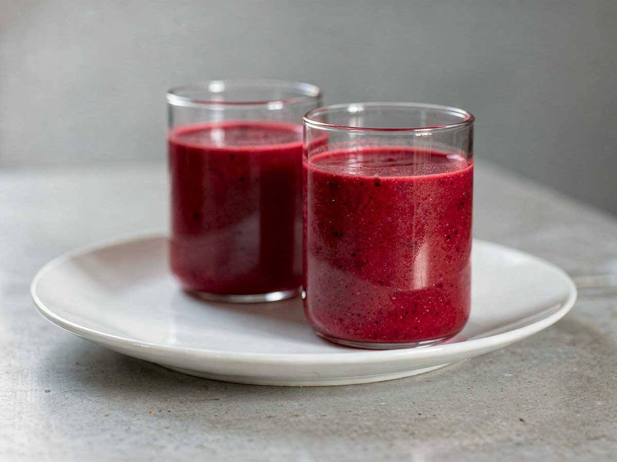 Twee glazen met een rode smoothie die over zijn gebleven.