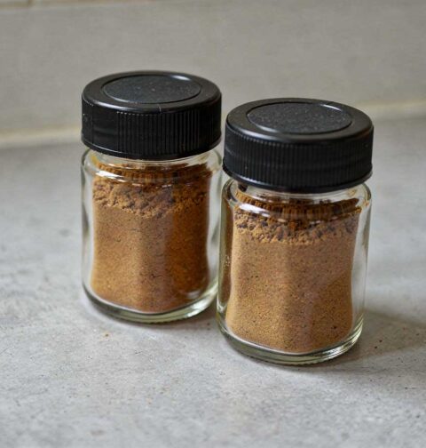 Twee kruidenpotjes met zelfgemaakte speculaaskruiden, helaas om mee te bakken.