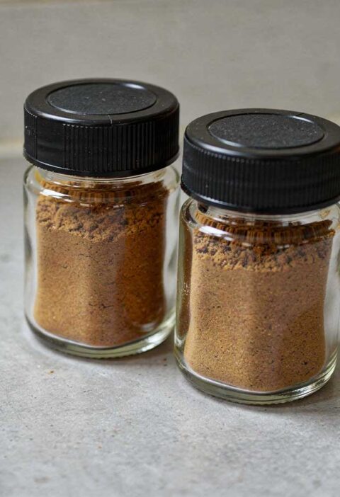 Twee kruidenpotjes met zelfgemaakte speculaaskruiden, helaas om mee te bakken.