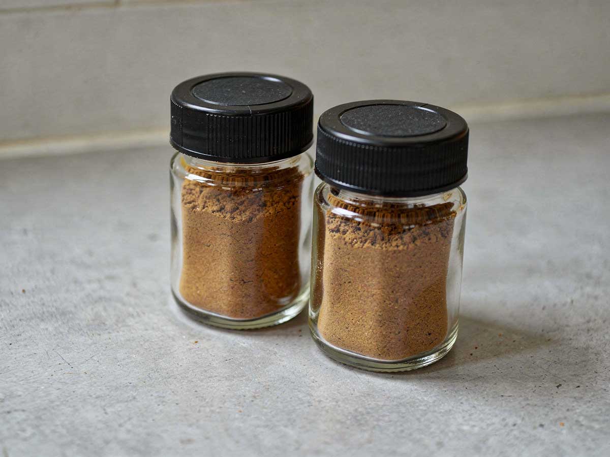 Twee kruidenpotjes met zelfgemaakte speculaaskruiden, helaas om mee te bakken.