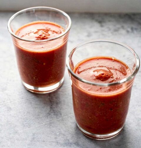 Twee glazen met zelfgemaakte tomatensmoothie.