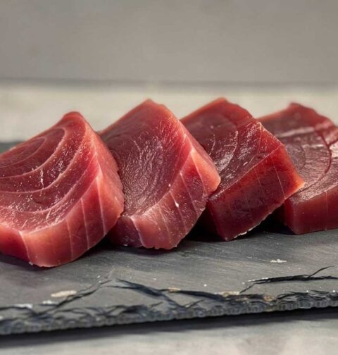 4 tonijnfilets liggen klaar om verpakt en ingevroren te worden.