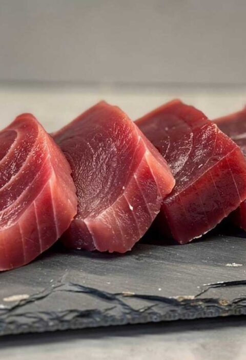 4 tonijnfilets liggen klaar om verpakt en ingevroren te worden.