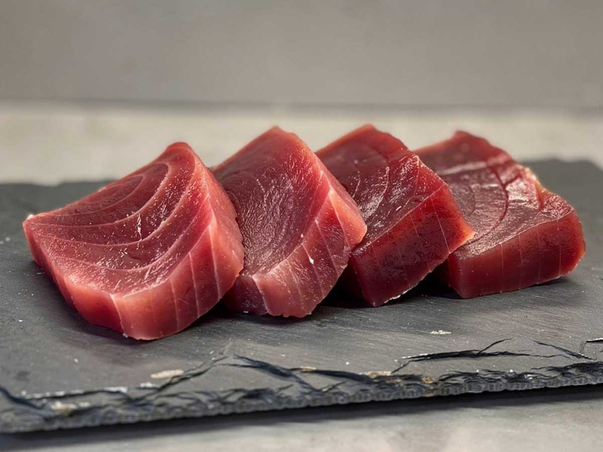 4 tonijnfilets liggen klaar om verpakt en ingevroren te worden.