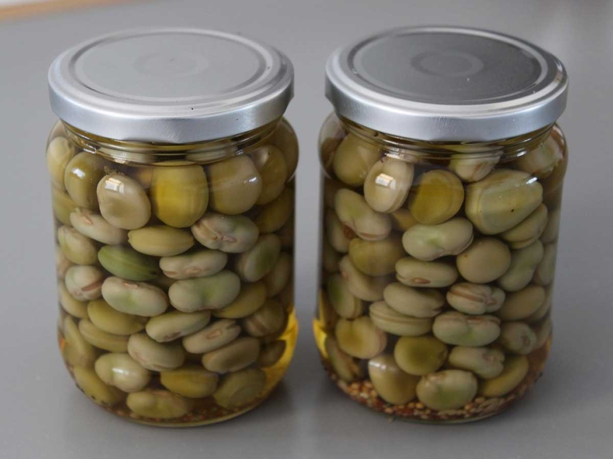Twee inmaakpotten met ingemaakte tuinbonen.