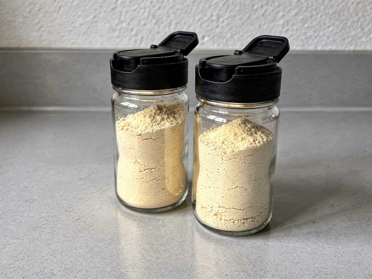 Twee kruidenpoetjes met fijn gemalen uienpoeder.