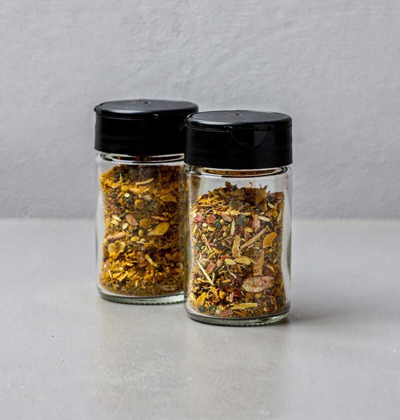 Twee kruidenpotjes met zelfgemaakt vadouvan.