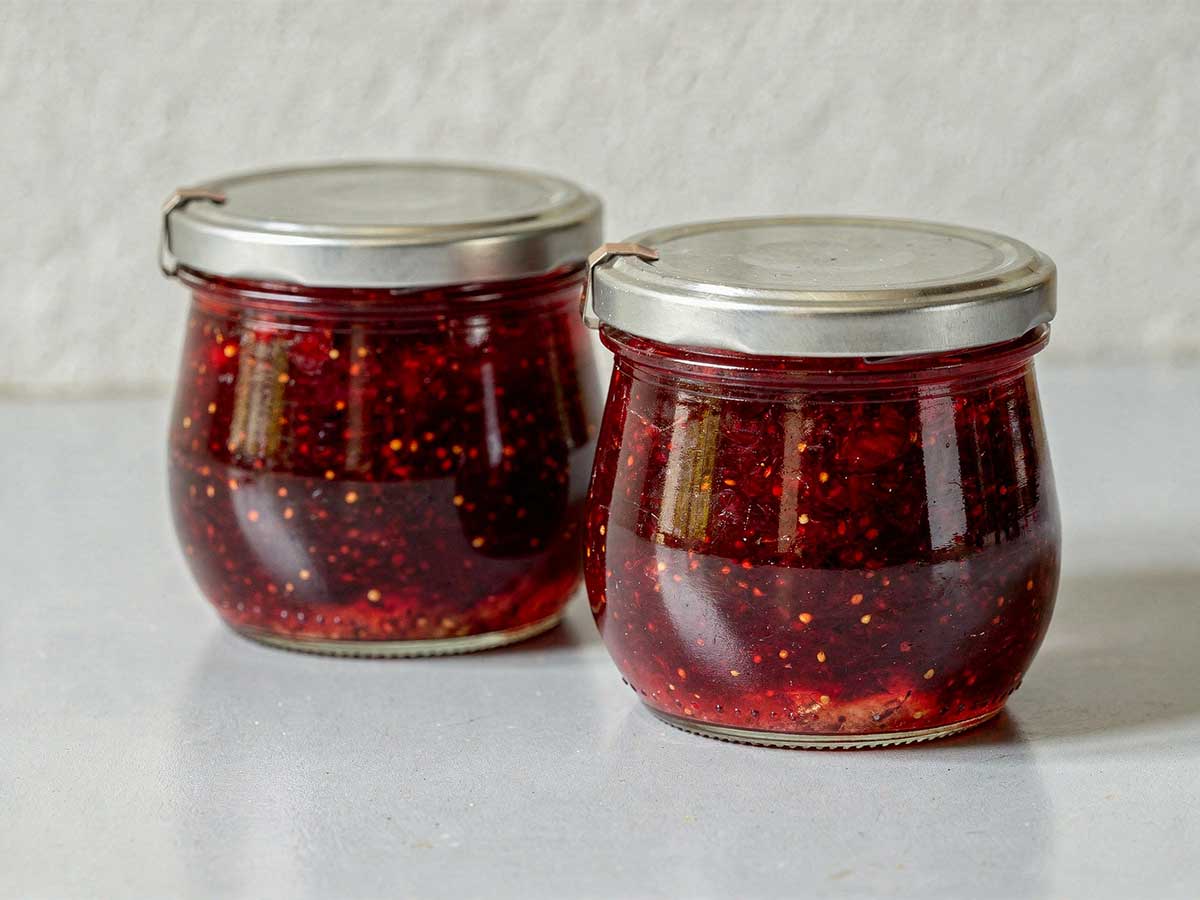 Twee jampotten met zelfgemaakte vijgenjam.