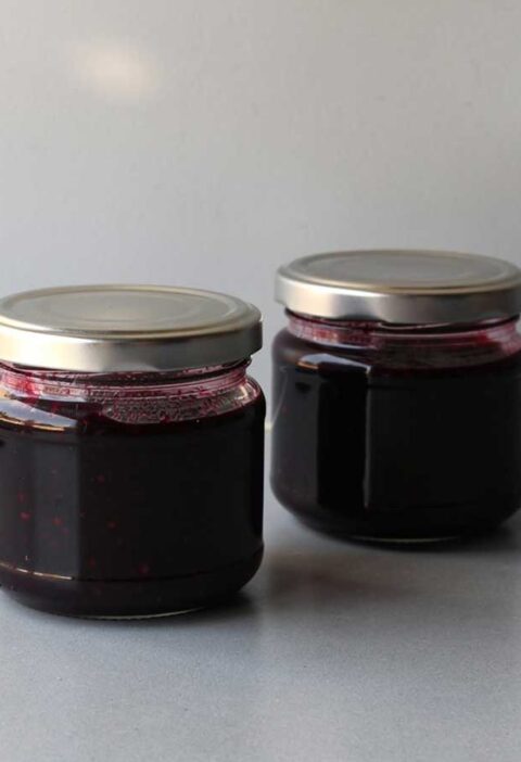 Twee kleine jampotje met daarin zelfgemaakte vlierbessenjam.