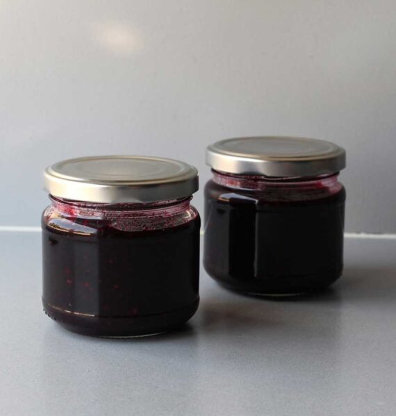 Twee kleine jampotje met daarin zelfgemaakte vlierbessenjam.