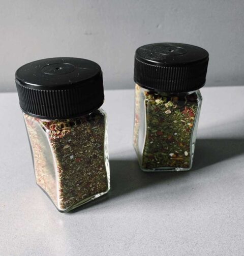 2 kruidenpotjes met zelf gemaakte Za'atar.