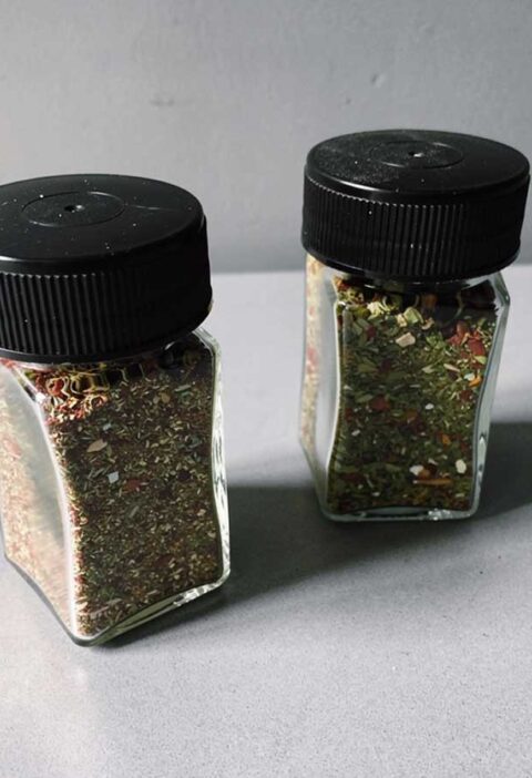 2 kruidenpotjes met zelf gemaakte Za'atar.