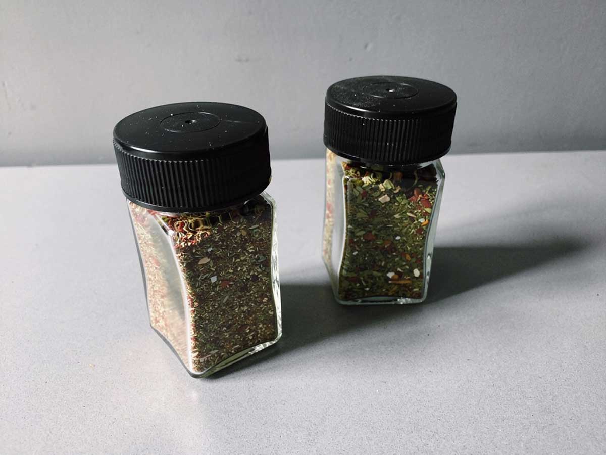 2 kruidenpotjes met zelf gemaakte Za'atar.
