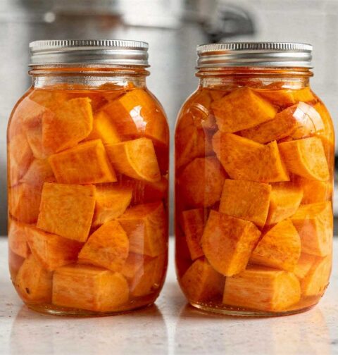 Twee weckpotten met daarin stukken geweckte zoete aardappel.