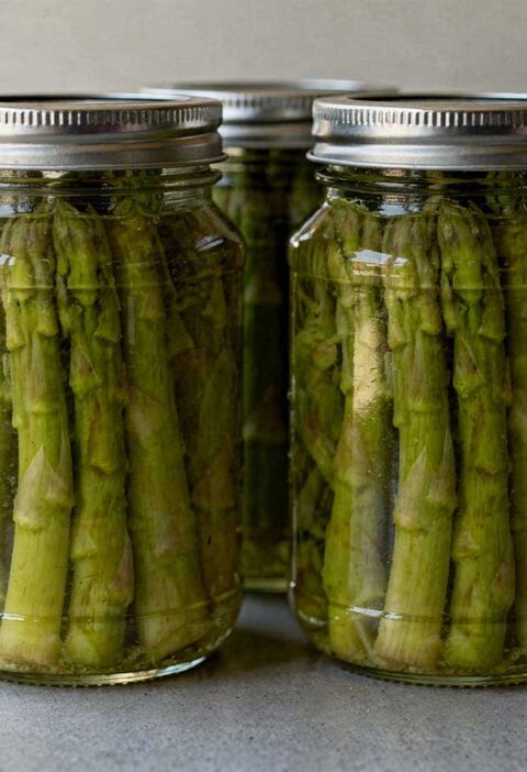 3 weckpotten met schroefdeksel, met daarin geweckte groene asperges.