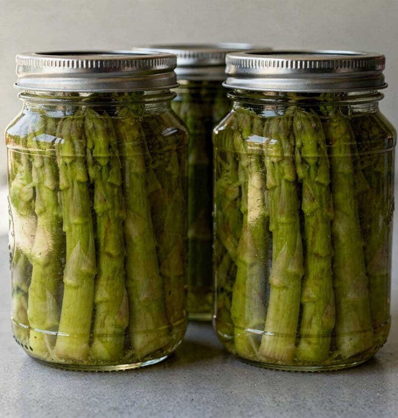 3 weckpotten met schroefdeksel, met daarin geweckte groene asperges.