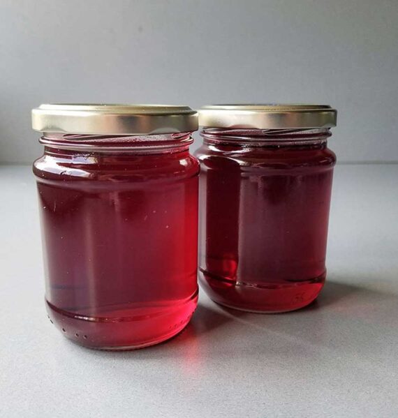 2 gesloten jampotten met zelfgemaakte frambozengelei.