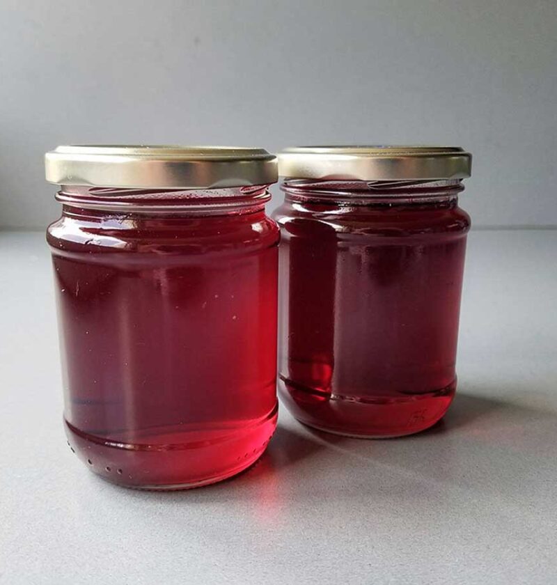 2 gesloten jampotten met zelfgemaakte frambozengelei.