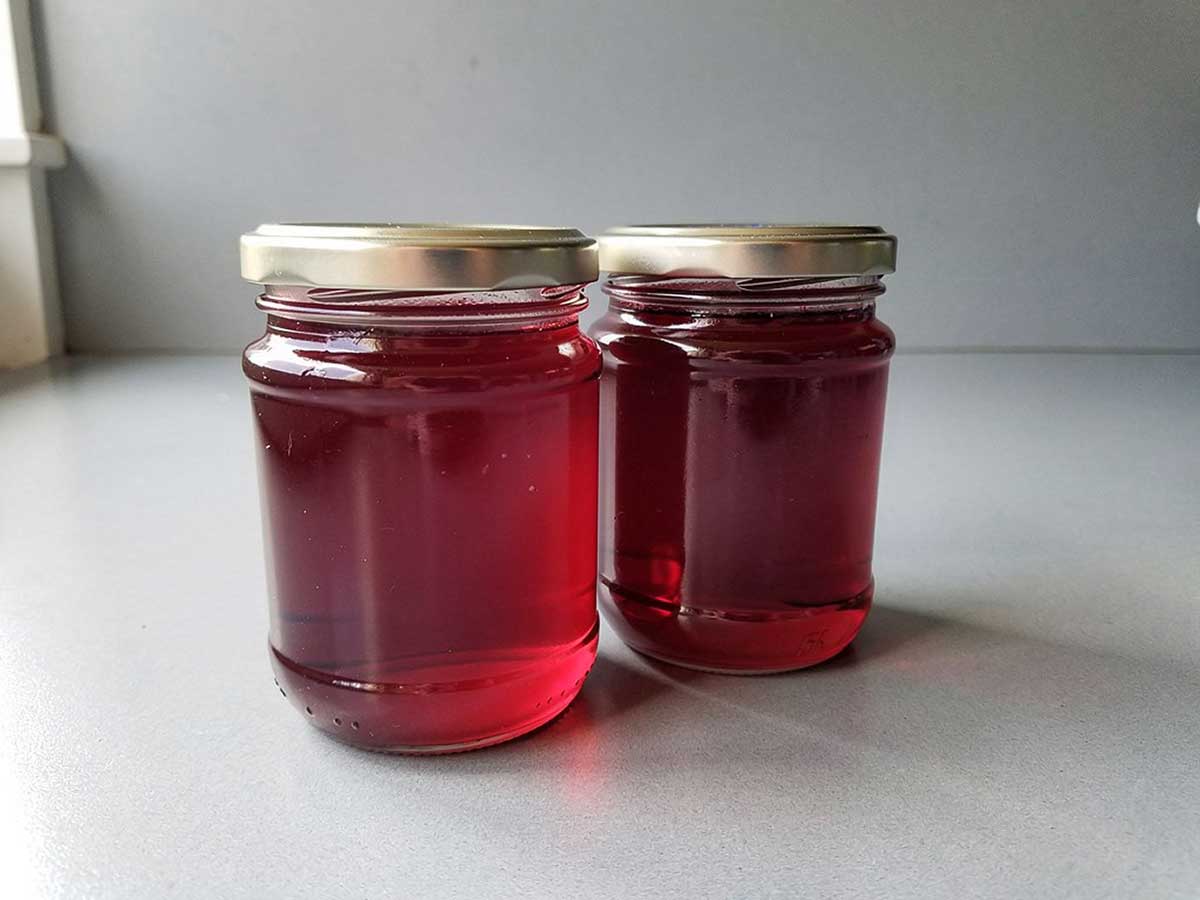 2 gesloten jampotten met zelfgemaakte frambozengelei.