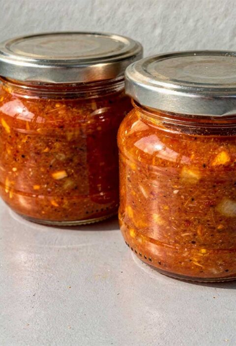 2 grote inmaakpotten met daarin mandarijn tomaten chutney.