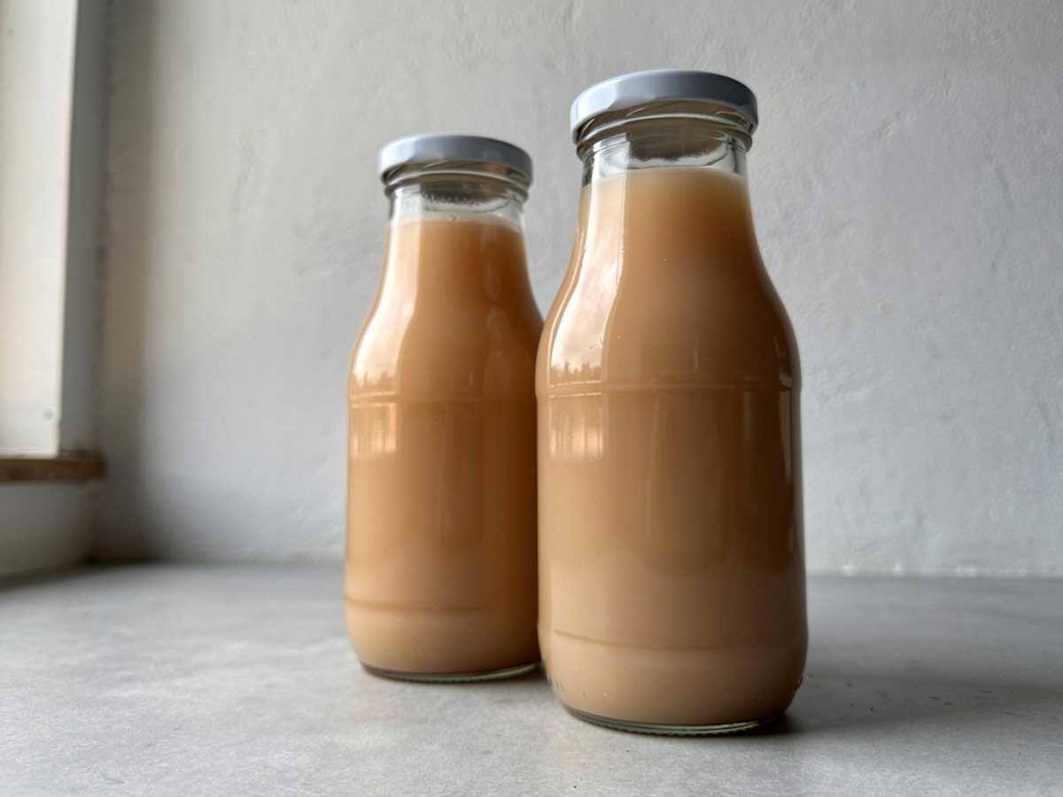 2 flessen net gemaakt aardappelsap, dat in de vriezer bewaard wordt.
