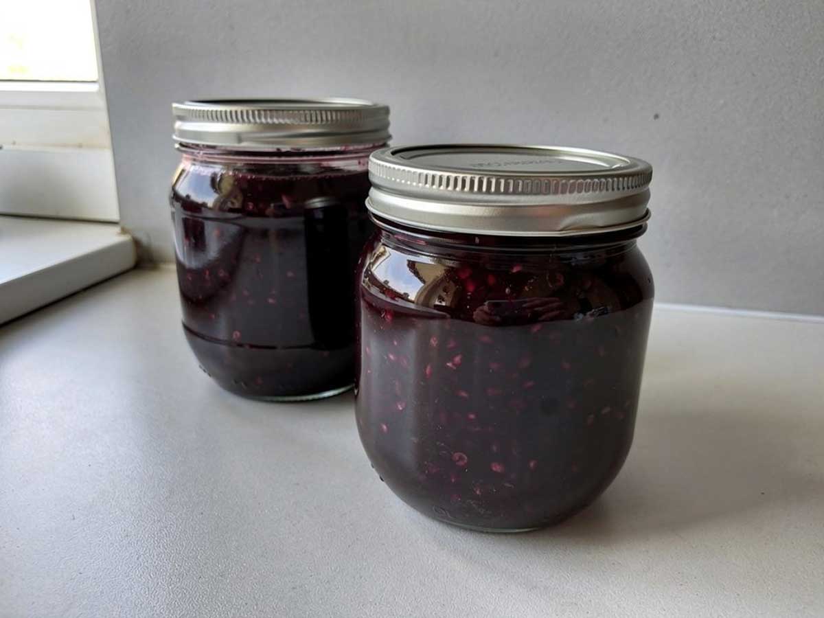 2 jampotten met zelfgemaakte bosbessenjam zonder suiker.