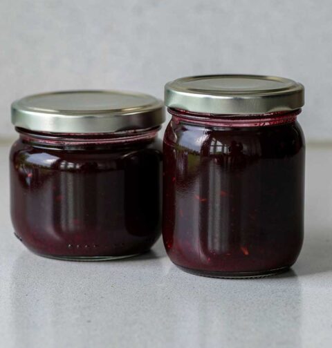 2 jampotten gevuld met zelfgemaakt bramenjam.