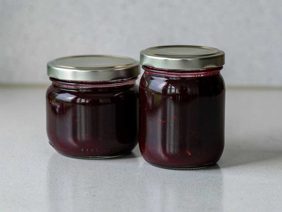 2 jampotten gevuld met zelfgemaakt bramenjam.