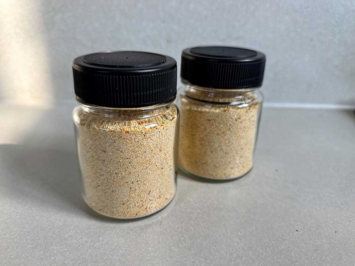 2 kruidenpotjes met zelfgemaakt knoflookzout.
