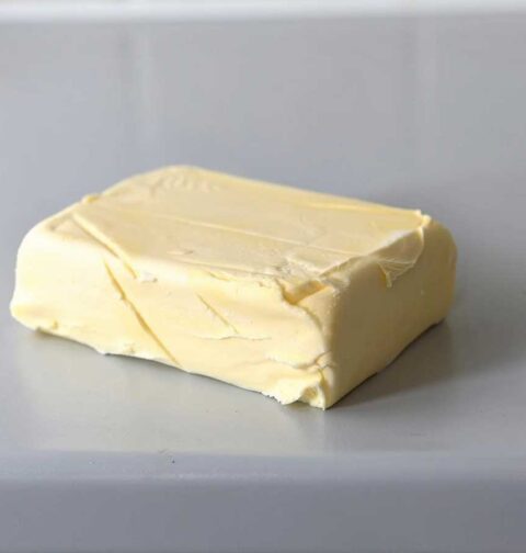 Een stuk margarine op een werkblad.