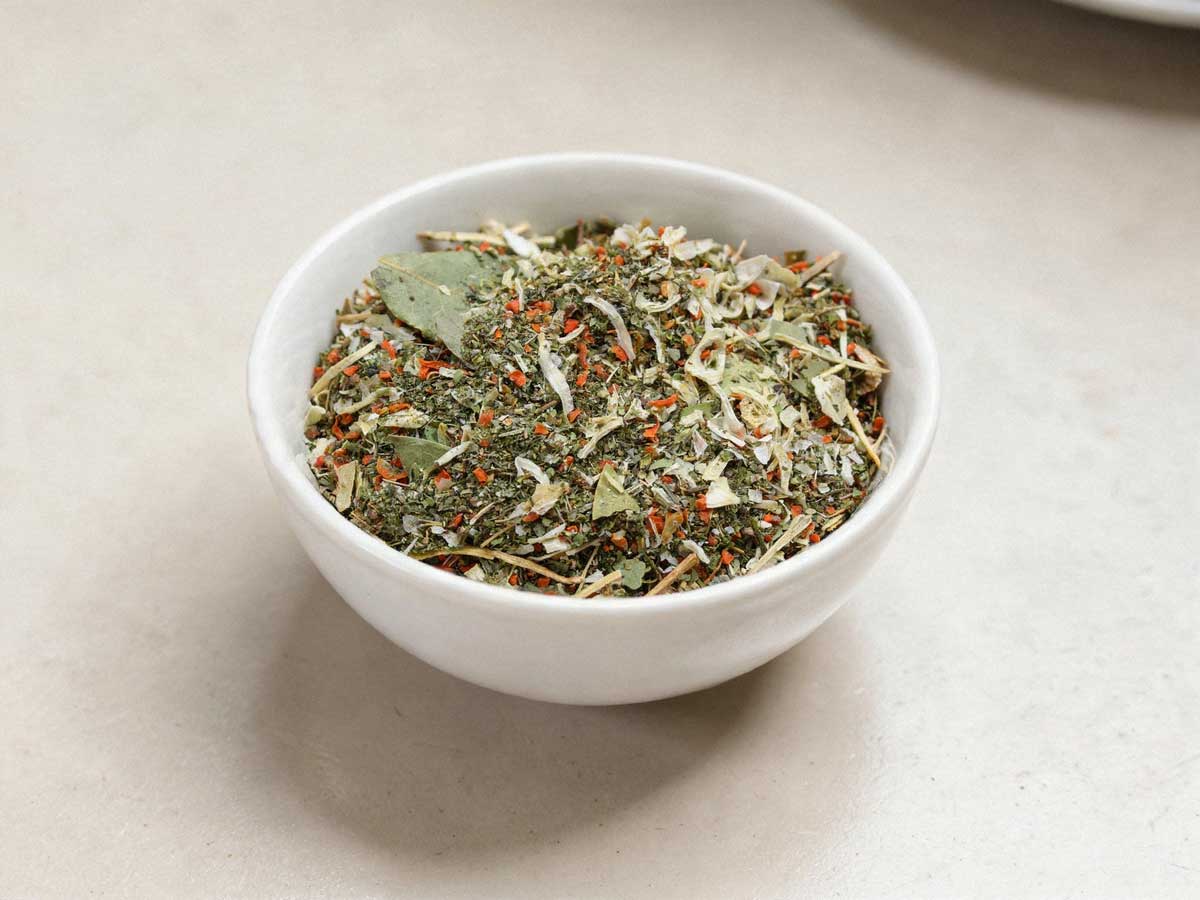Een wit schaaltje gevuld met een zelfgemaakte mosselkruidenmix.