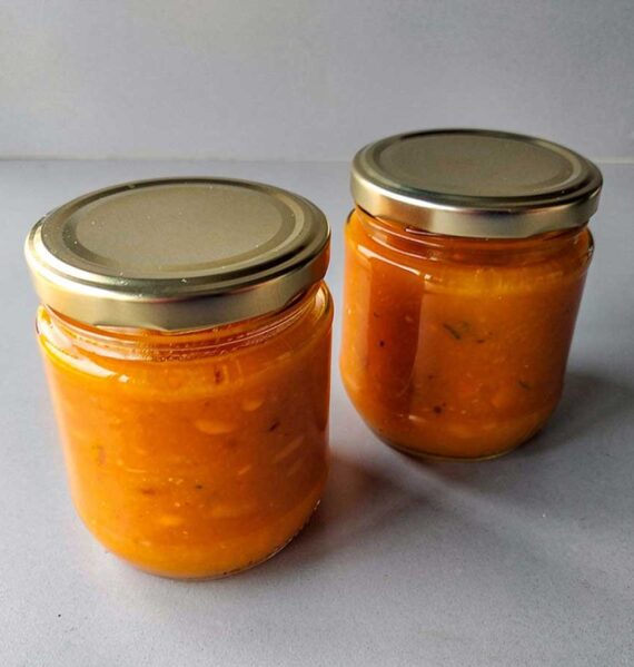 2 jampottten met Physalischutney, die zelf gemaakt is.