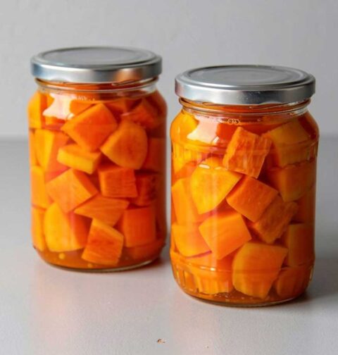 2 inmaakpotte met ingemaakte blokjes pompoen.