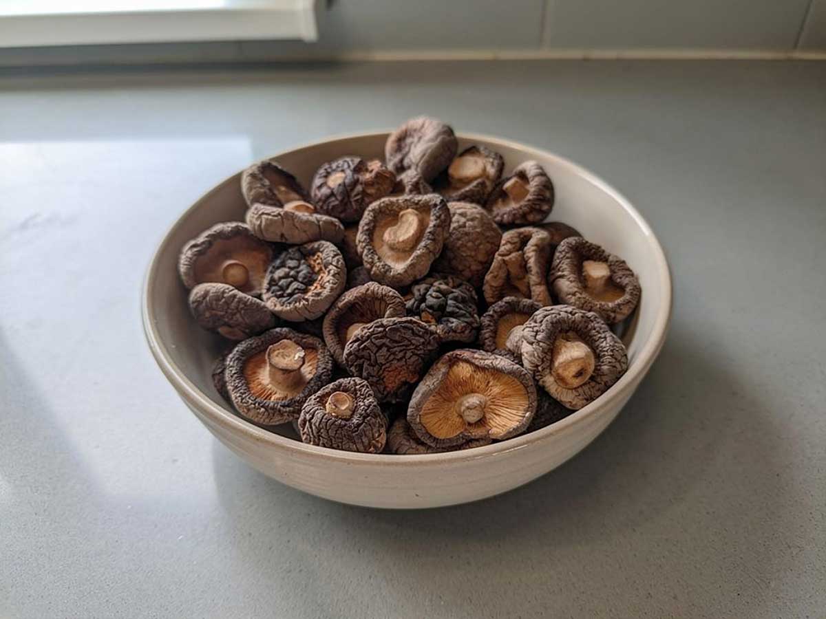 Een schaaltje met hele, gedroogde shiitake.