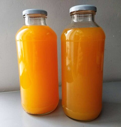 2 flessen vol met eigengemaakte sinaasappelsiroop.