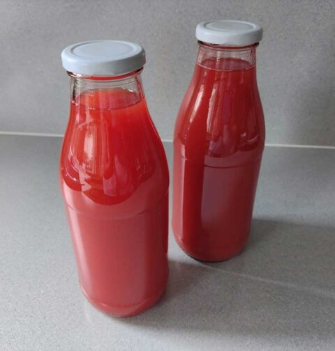 2 flessen met zelfgemaakt aardbeiensap.