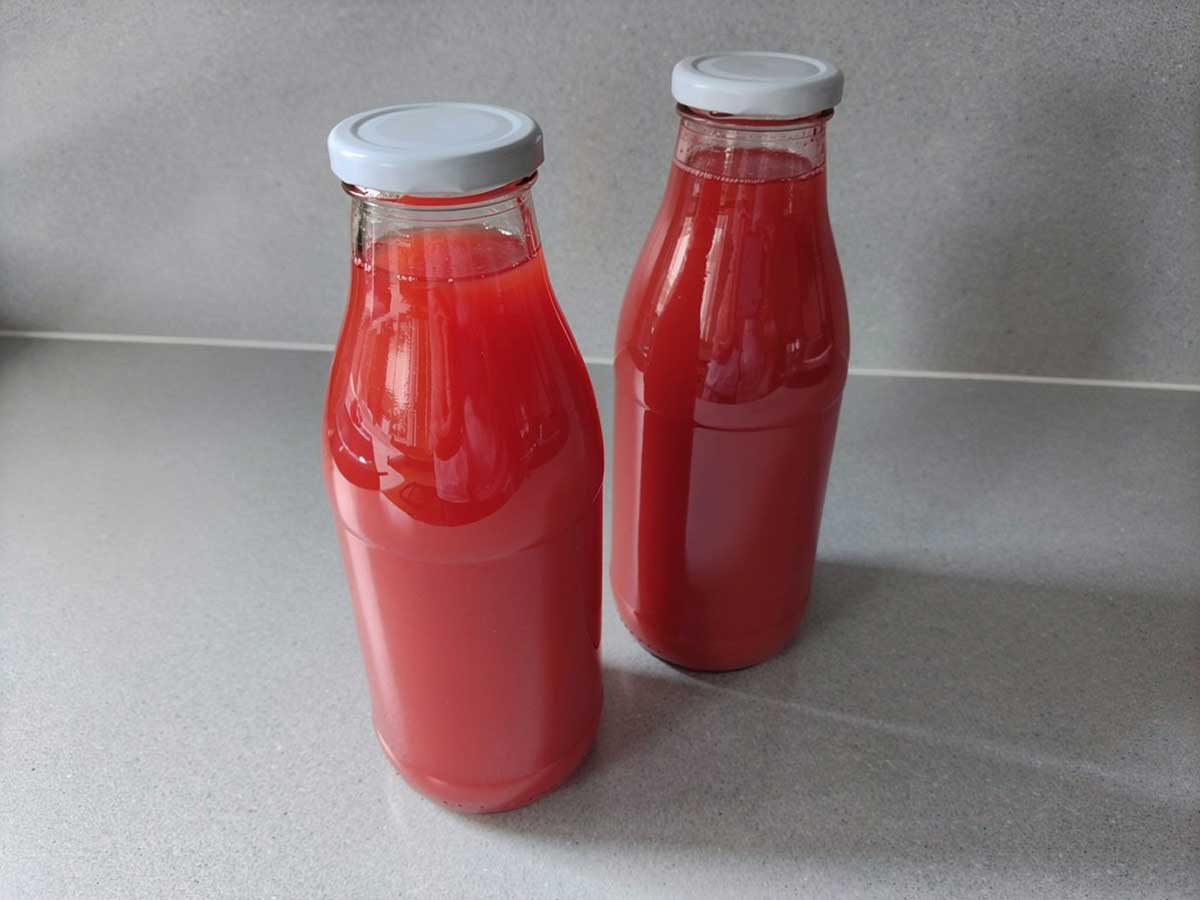 2 flessen met zelfgemaakt aardbeiensap.