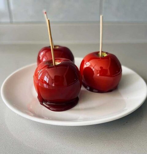 3 gekonfijte appel op een bord.