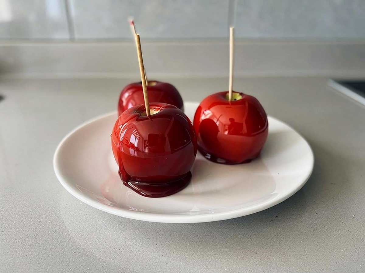 3 gekonfijte appel op een bord.