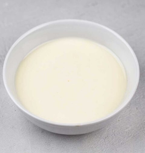 Een schaaltje met bechamelsaus dat is overgebleven, en dus wordt ingevroren.