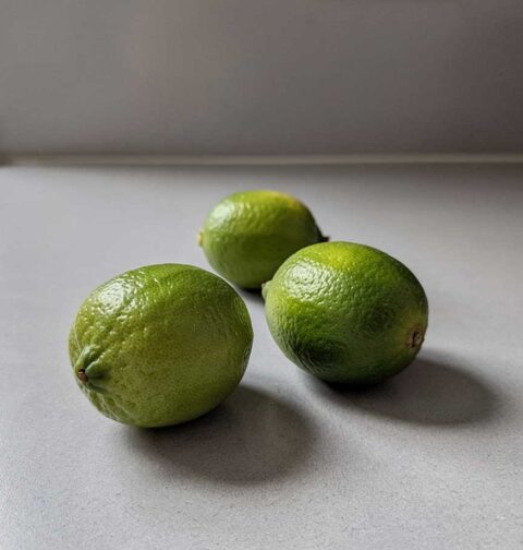 3 limoenen op het werkblad van een keuken.