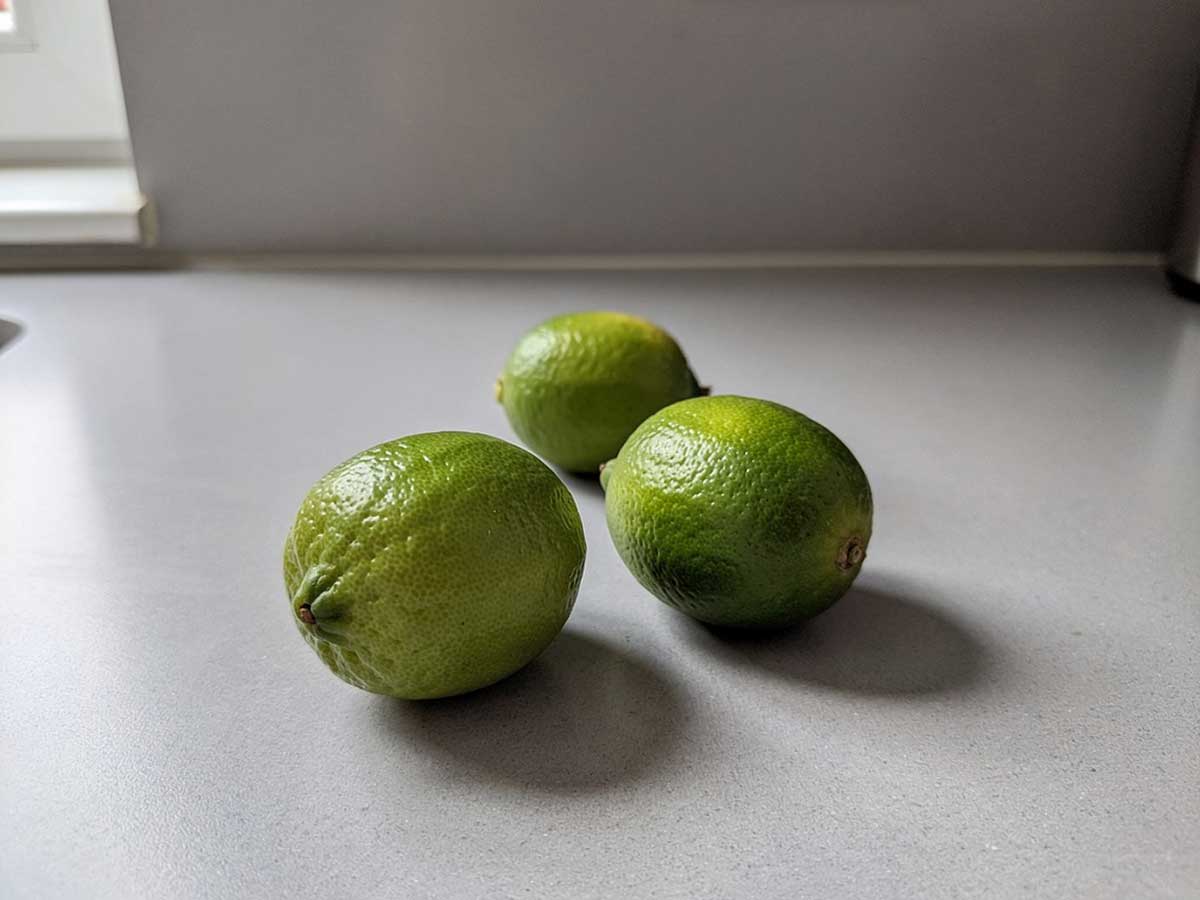 3 limoenen op het werkblad van een keuken.